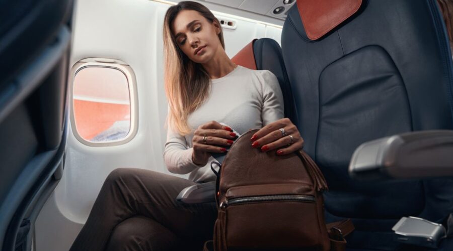 Tips para escoger bolsos de mano para viajar en avión