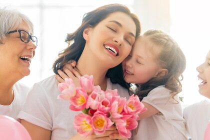 mamá, abuela y nietas felices