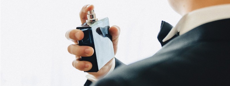 novio echándose perfume
