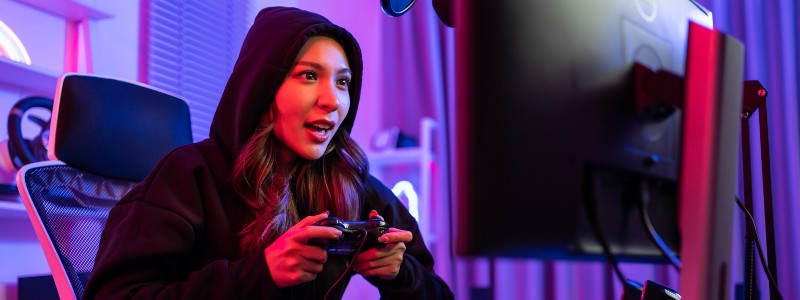 chica con capucha jugando juegos gamer
