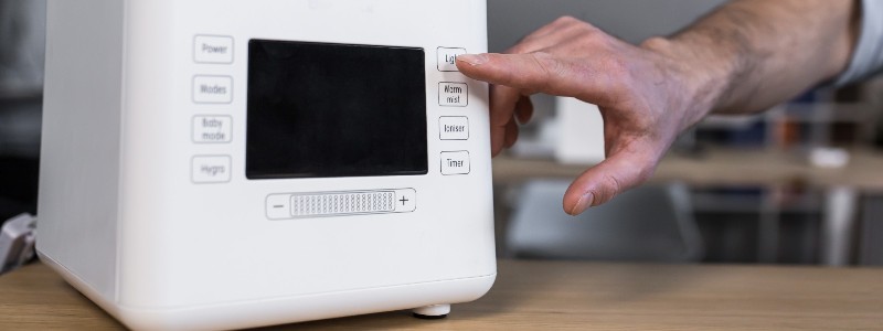 persona apagando deshumedecedor