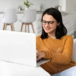 joven mujer trabajando en una laptop