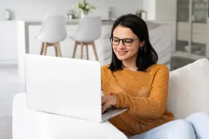 joven mujer trabajando en una laptop