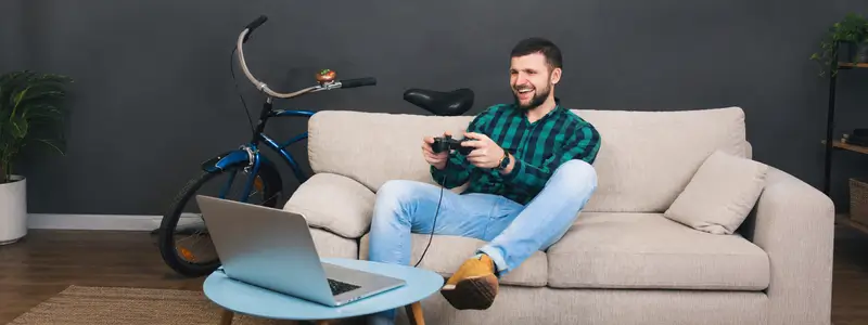 joven jugando en una laptop
