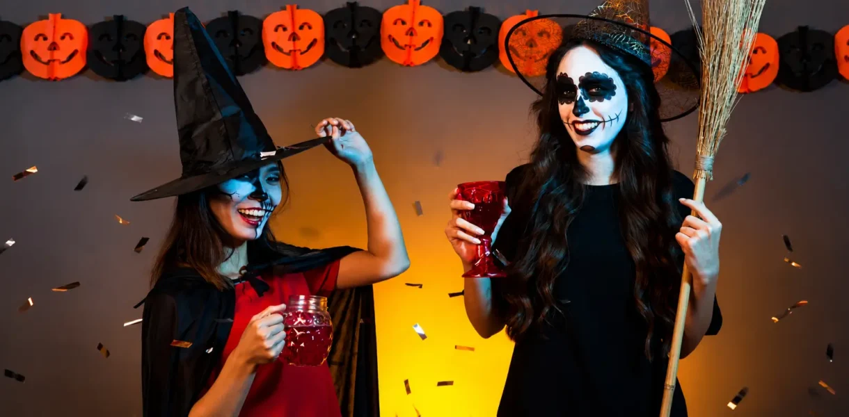 chicas posando con disfraces de halloween