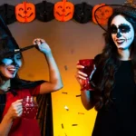 chicas posando con disfraces de halloween