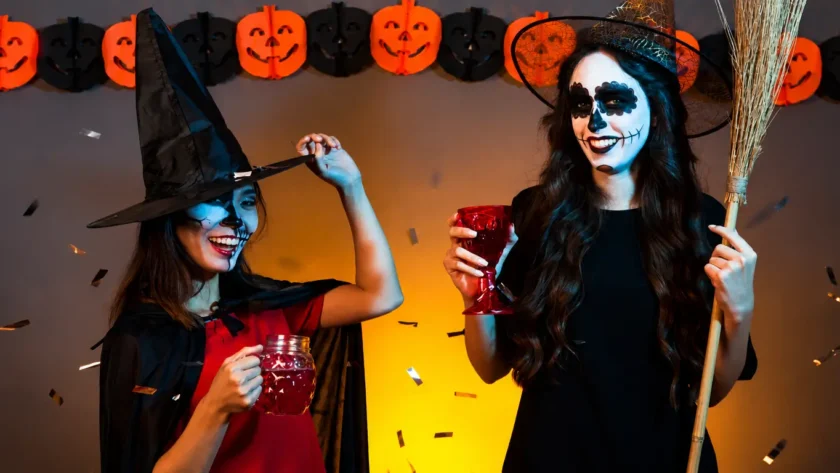 chicas posando con disfraces de halloween