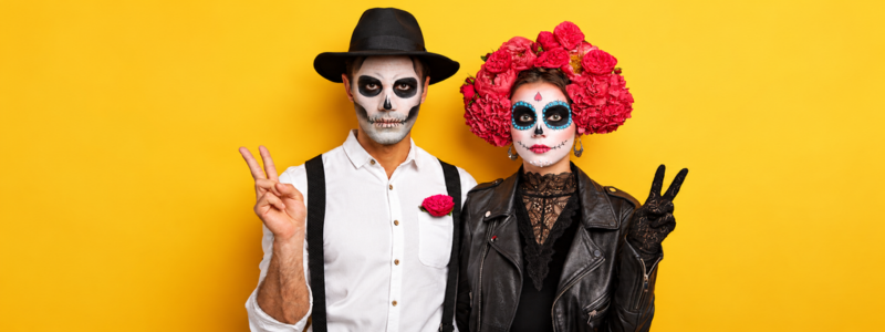 pareja posando con maquillaje y disfraz de catrina y catrin