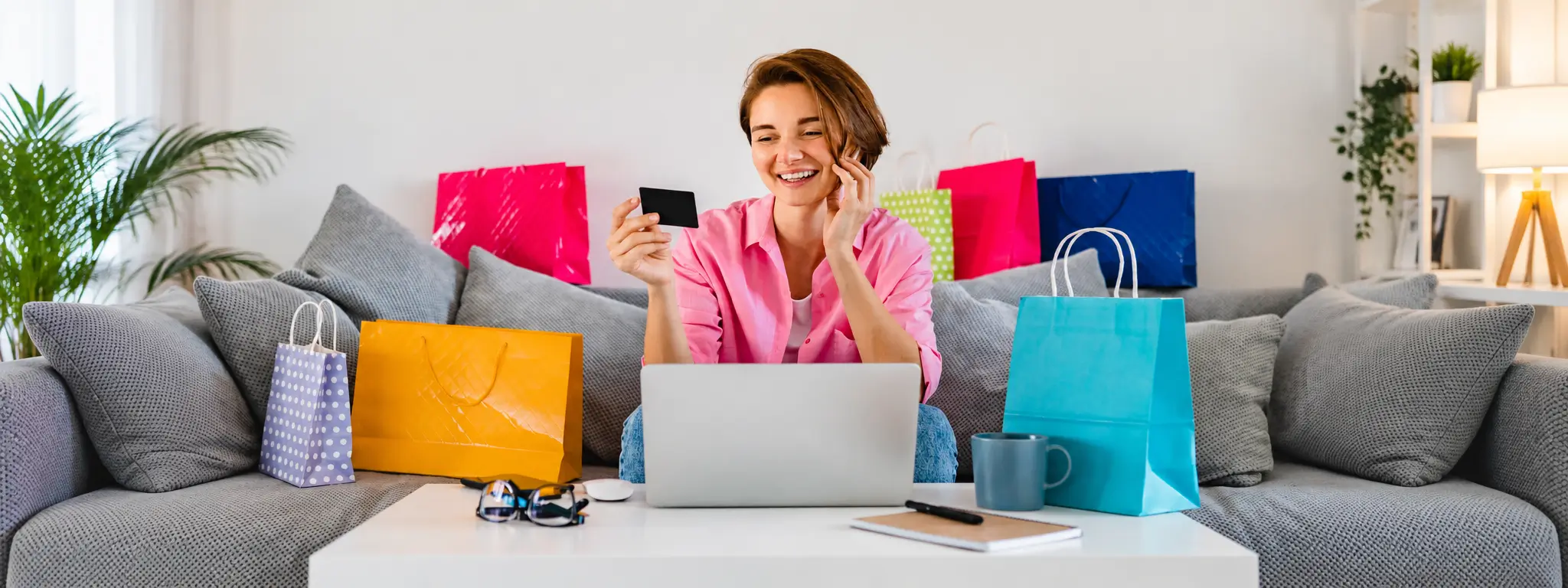 mujer comprando online por cyber days peru