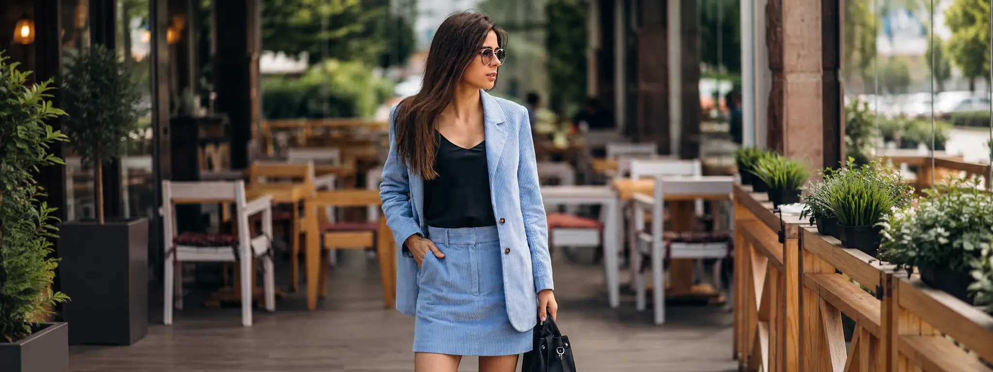 mujer posando con un outfit para oficina con falda