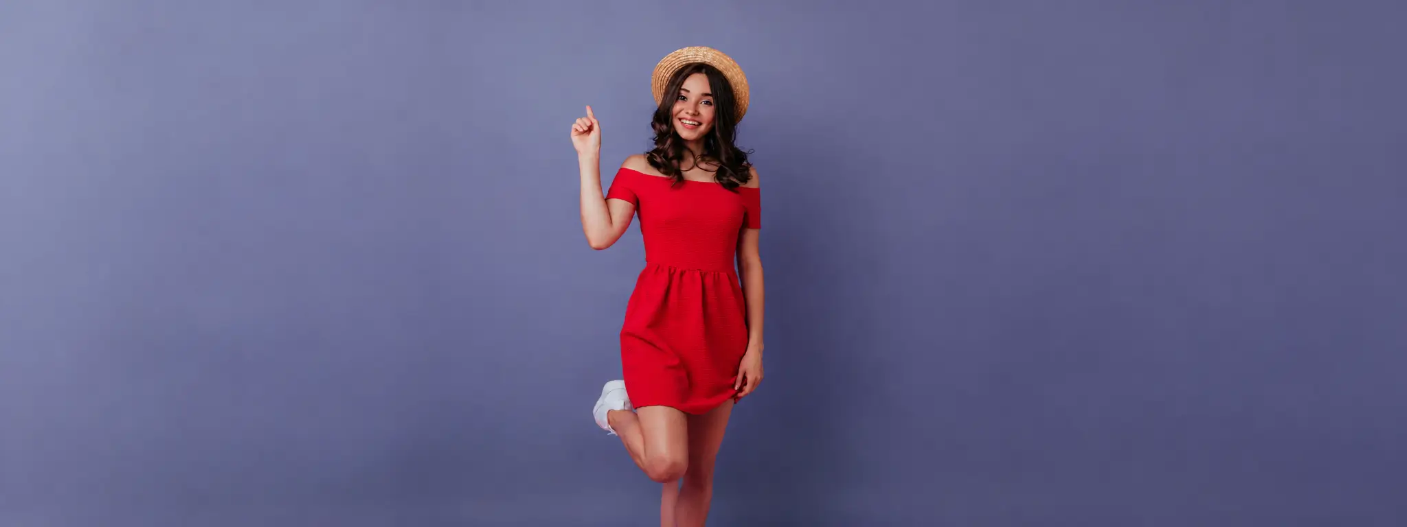mujer modelando vestido rojo